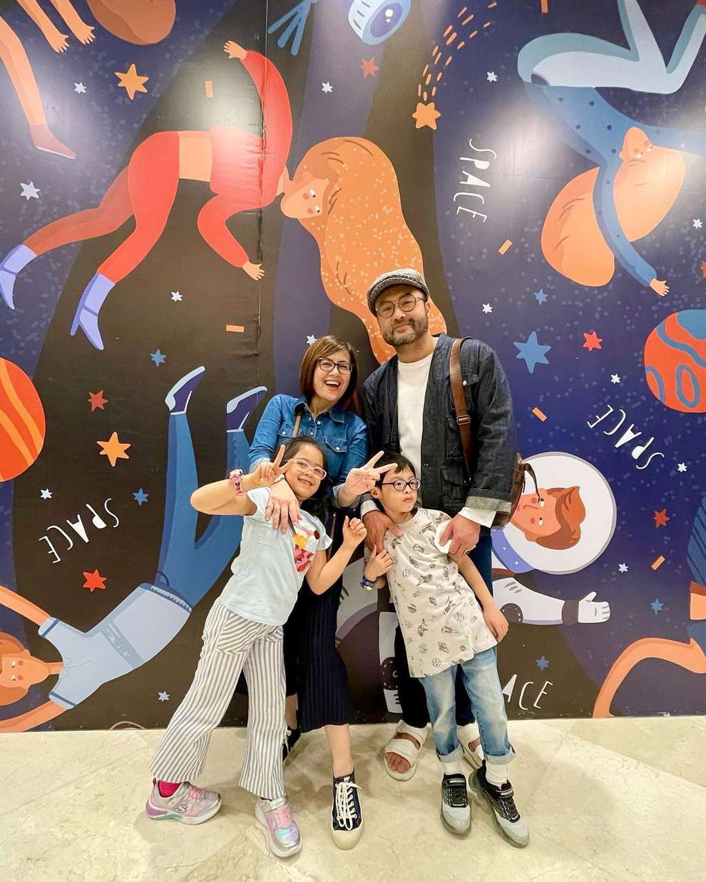 Cynthia Lamusu bersama suami dan anak kembarnya
