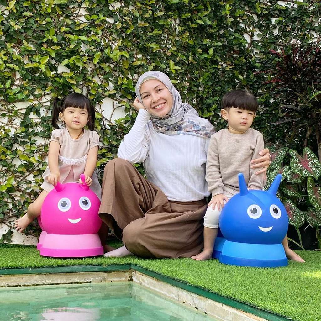 Ratna Galih bersama anak kembarnya