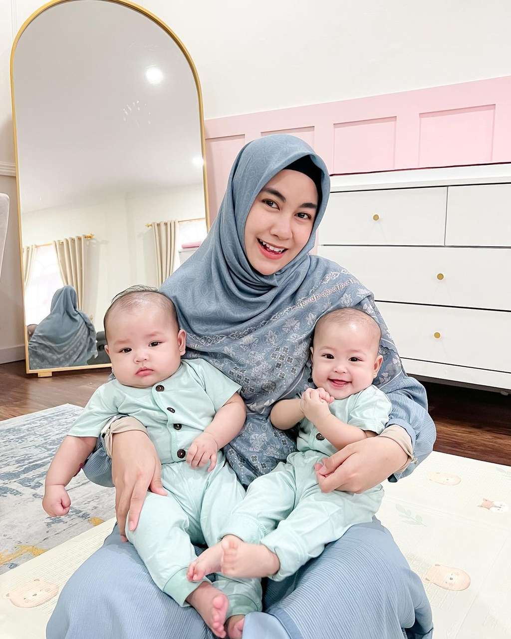 Anisa Rahma bersama anak kembarnya
