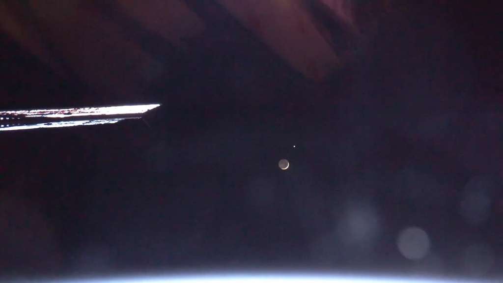 Twitter @Astro_Alneyadi Twitter @Astro_Alneyadi