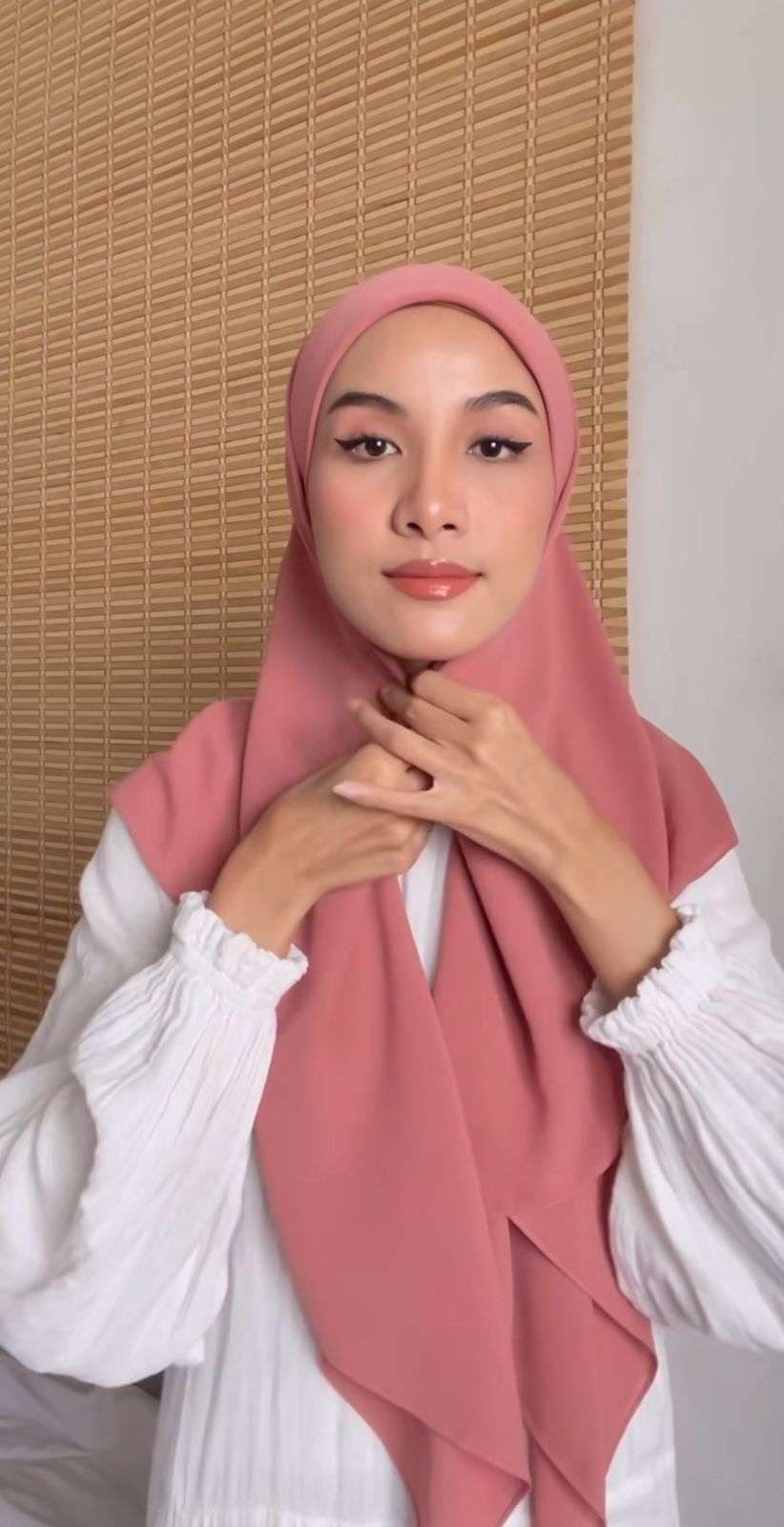 Style Hijab Segi Empat dengan Finishing Look Elegan