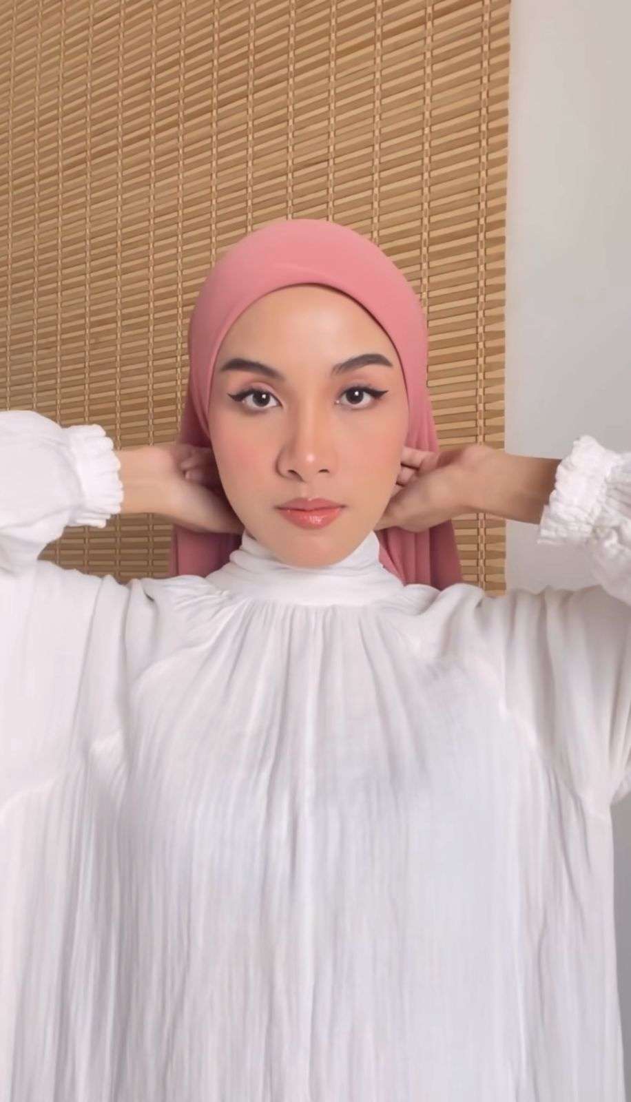 Style Hijab Segi Empat dengan Finishing Look Elegan