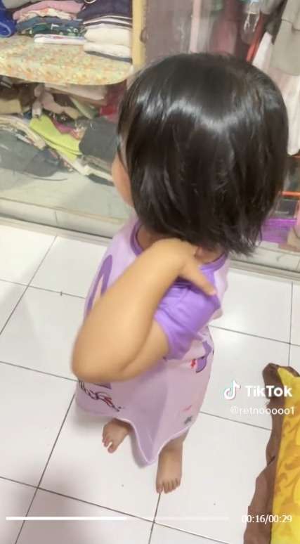 Viral Video Anak Kecil Non Muslim Merengek Ingin Ikut Tetangganya Shalat Tarawih