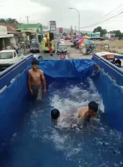 Anti Mainstream! Pemuda ini Berenang di Truk yang Disulap Jadi Kolam