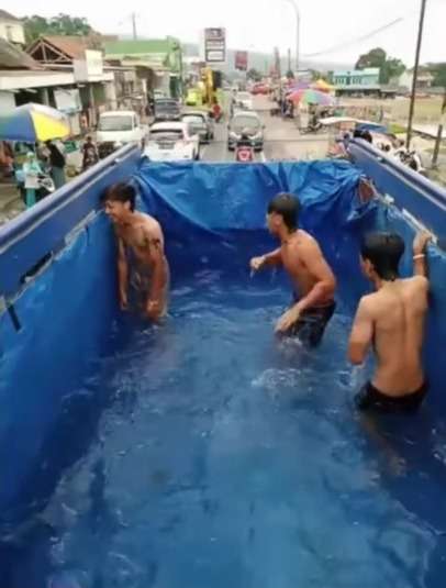 Anti Mainstream! Pemuda ini Berenang di Truk yang Disulap Jadi Kolam