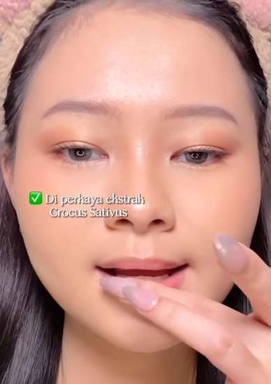 Memakai Lip Scrub