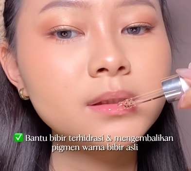 Memakai Lip Serum