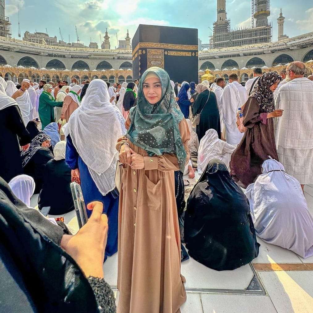 Outfit Anggun Pilihan Masayu Anastasia Saat Umroh