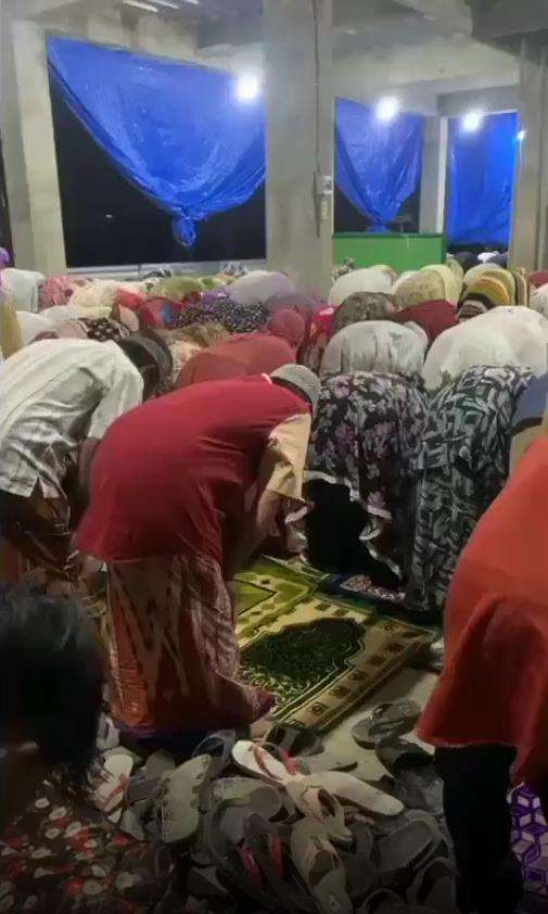 Viral sholat berjamaah, jamaah lelaki berada di belakang jamaah perempuan.