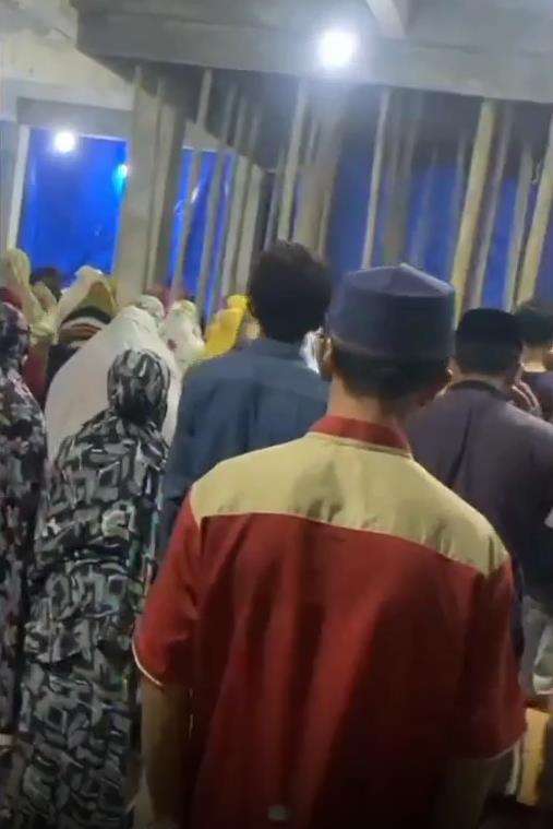Viral sholat berjamaah, jamaah lelaki berada di belakang jamaah perempuan.