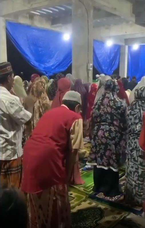 Viral sholat berjamaah, jamaah lelaki berada di belakang jamaah perempuan.