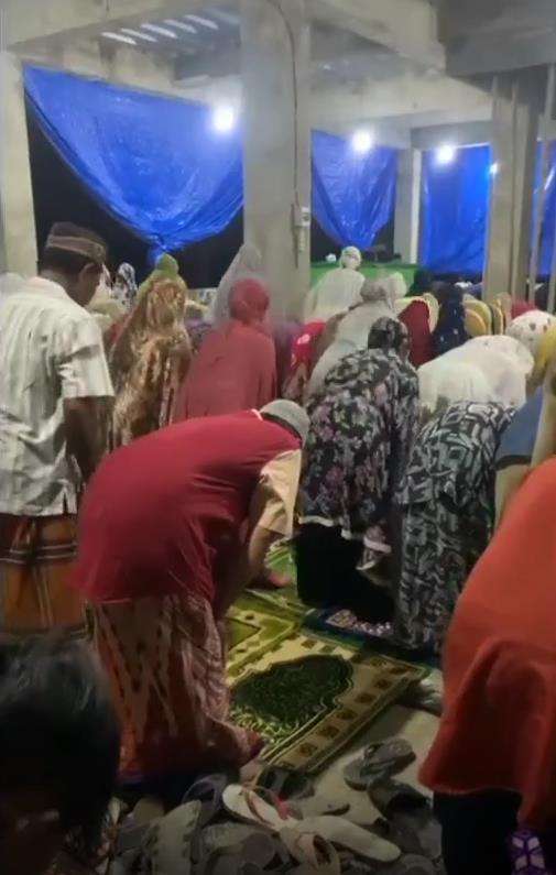 Viral sholat berjamaah, jamaah lelaki berada di belakang jamaah perempuan.