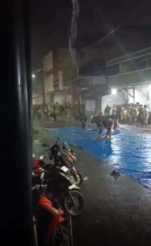 Viral sholat berjamaah, jamaah lelaki berada di belakang jamaah perempuan.