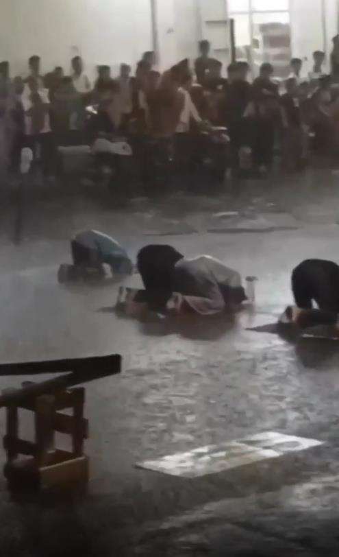 Viral sholat berjamaah, jamaah lelaki berada di belakang jamaah perempuan.