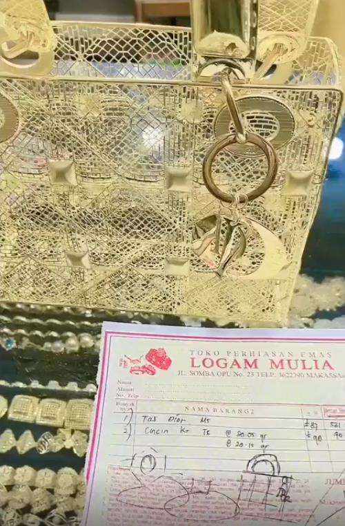 Heboh emak-emak beli emas berbentuk tas Dior, harganya setengah miliar lebih.