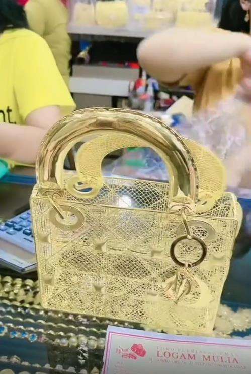 Heboh emak-emak beli emas berbentuk tas Dior, harganya setengah miliar lebih.