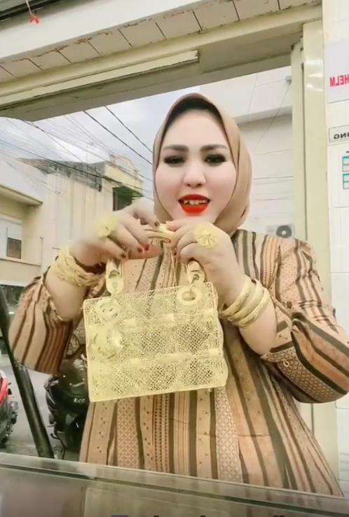 Heboh emak-emak beli emas berbentuk tas Dior, harganya setengah miliar lebih.