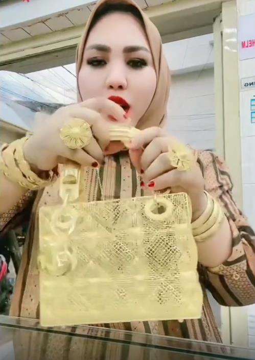 Heboh emak-emak beli emas berbentuk tas Dior, harganya setengah miliar lebih.