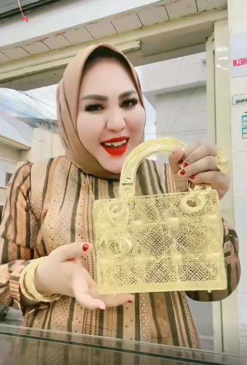 Heboh emak-emak beli emas berbentuk tas Dior, harganya setengah miliar lebih.