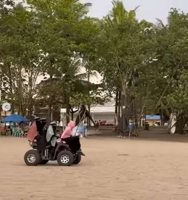 Ukhti-ukhti Mengendarai ATV