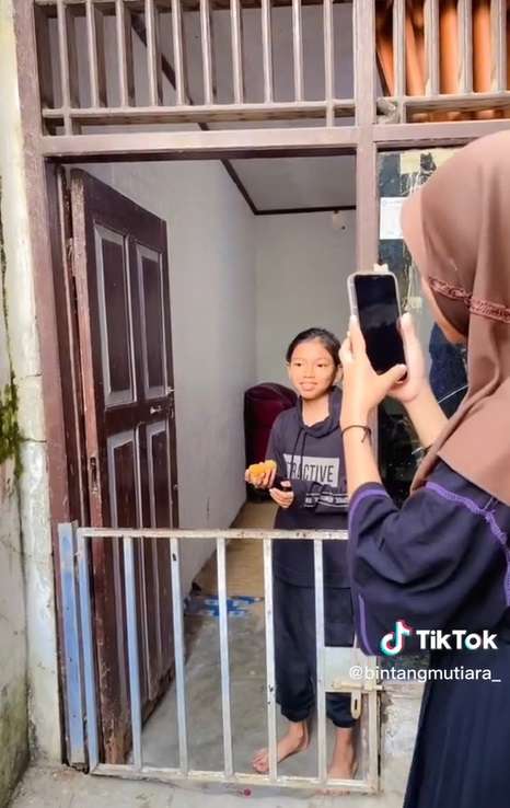 Wanita Bagi-bagi Bingkisan