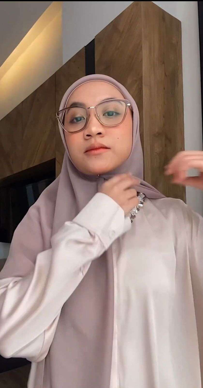 Tampilan Kerudung Segi Empat Polos Terlihat Beda, Ini Caranya