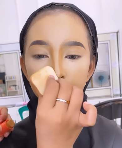 Memakai Kontur Memakai Kontur