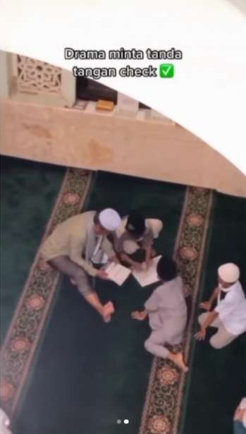 Video Seru Bocil Tarik Tangan Ustaz Minta Tanda Tangan Usai Tarawih, Bikin Warganet Nostalgia