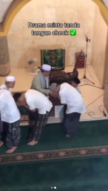 Video Seru Bocil Tarik Tangan Ustaz Minta Tanda Tangan Usai Tarawih, Bikin Warganet Nostalgia