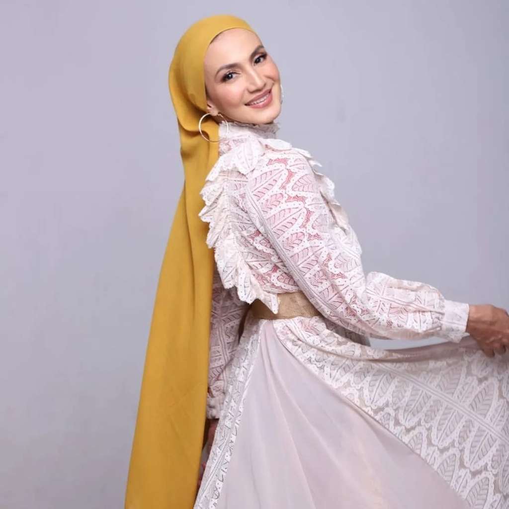 Tampil Fresh dengan Turban Mustard, Coba Gaya Wanda Hamidah