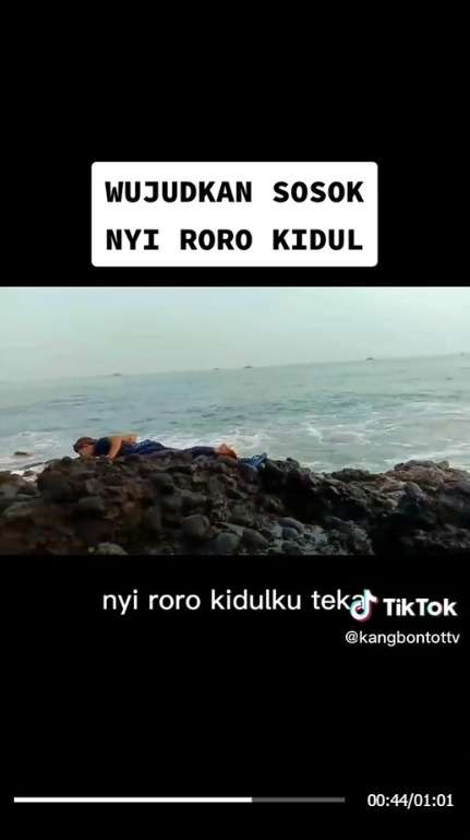 Panggil Nyi Roro Kidul di Pinggir Laut, Ombak yang Semula Tenang Tiba-Tiba Jadi Tinggi Menghantamnya Panggil Nyi Roro Kidul di Pinggir Laut, Ombak yang Semula Tenang Tiba-Tiba Jadi Tinggi Menghantamnya