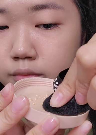 Memakai Bedak Tabur Memakai Bedak Tabur