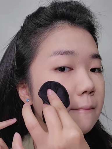 Memakai Bedak Tabur Memakai Bedak Tabur