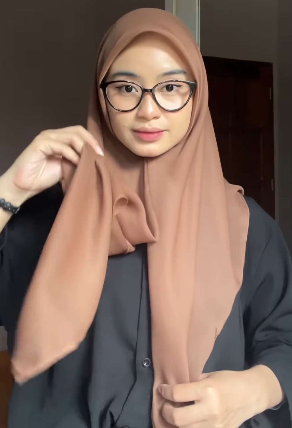 Style Kasual dengan Hijab Square, Bikin Tampilan Makin Kece