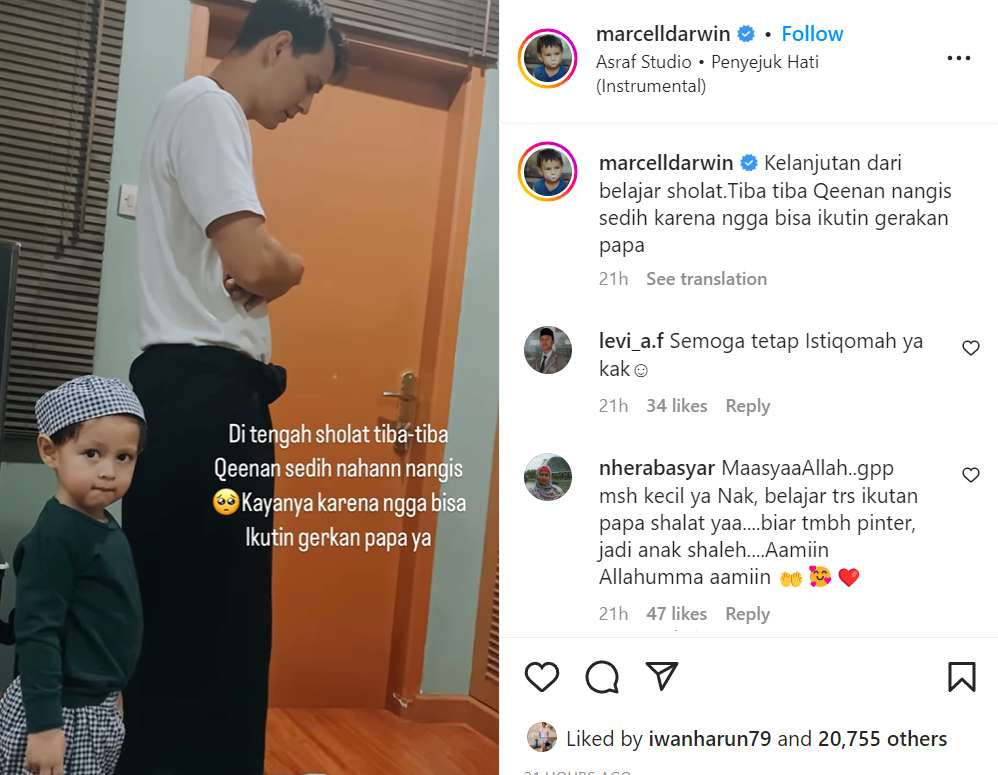 Marcell Darwin mengajak putranya belajar sholat