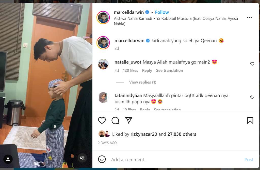 Marcell Darwin mengajak putranya belajar sholat