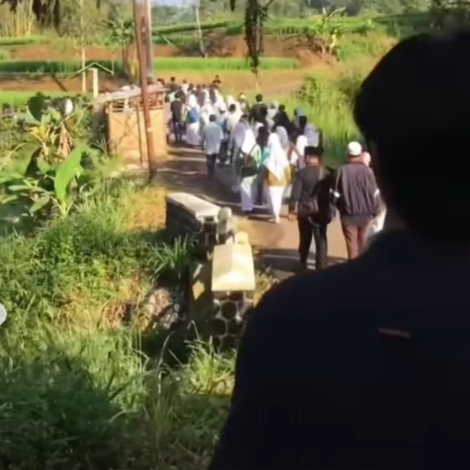 Instagram @folkshitt