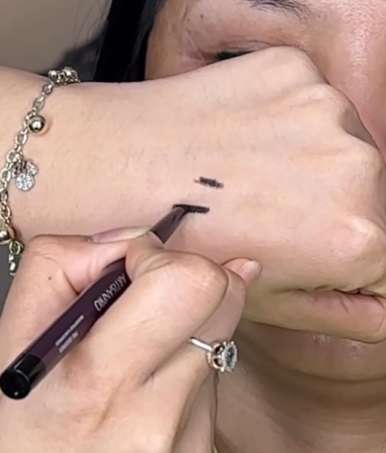 Memakai Eyeliner