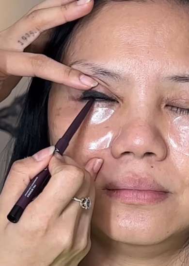 Memakai Eyeliner