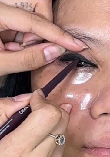 Memakai Eyeliner