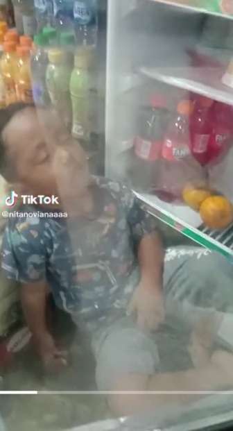 Bocah Puasa Ngadem Tidur di Pintu Kulkas Bikin Warganet Jadi Nostalgia