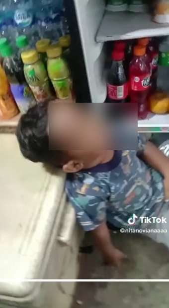 Bocah Puasa Ngadem Tidur di Pintu Kulkas Bikin Warganet Jadi Nostalgia