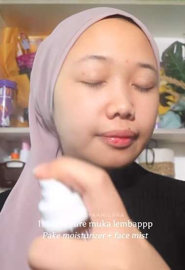 Memakai Face Mist