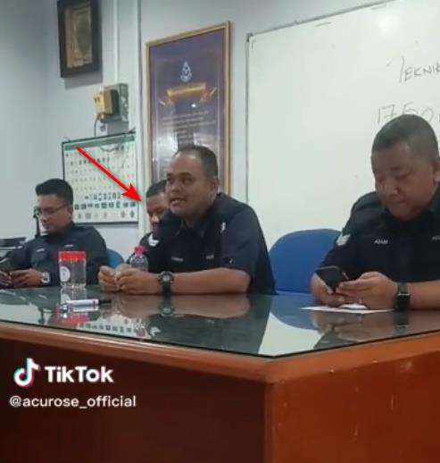 Polisi kunyah permen saat rapat, lupa kalau hari pertama puasa.