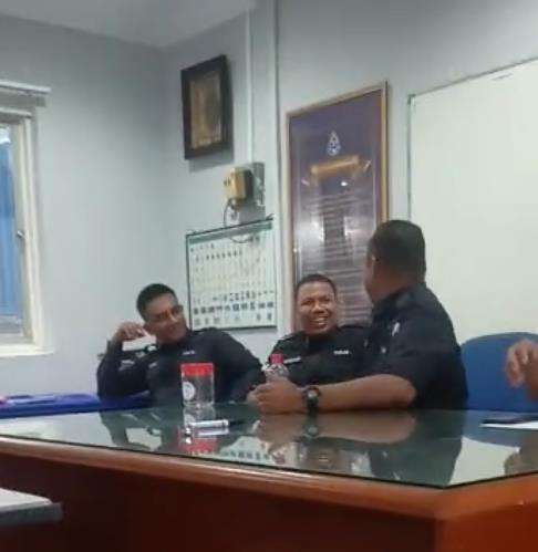 Polisi kunyah permen saat rapat, lupa kalau hari pertama puasa.