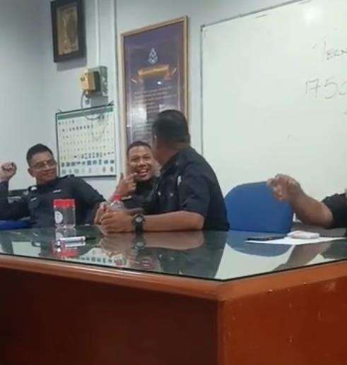 Polisi kunyah permen saat rapat, lupa kalau hari pertama puasa.