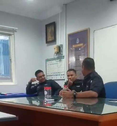 Polisi kunyah permen saat rapat, lupa kalau hari pertama puasa.
