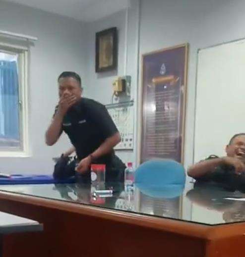 Polisi kunyah permen saat rapat, lupa kalau hari pertama puasa.