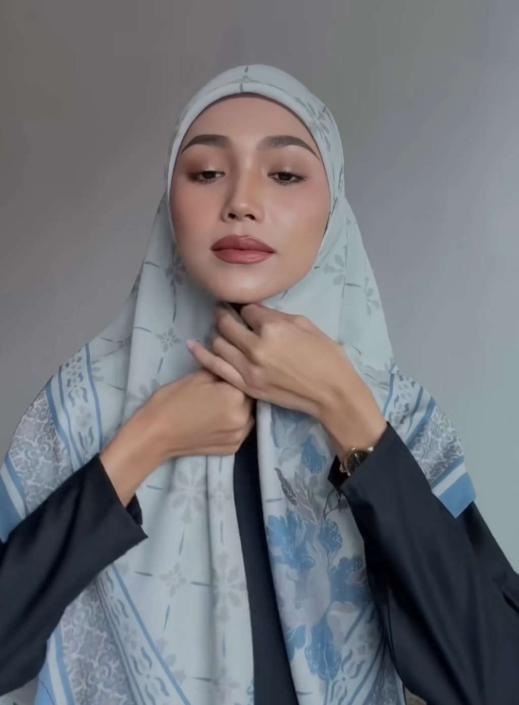 Hijab Bermotif Mewah, Outfit Polos Jadi Tampak Lebih Modis
