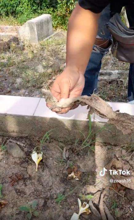 Seram! Ziarah makam adik malah temukan bungkusan berbentuk pocong